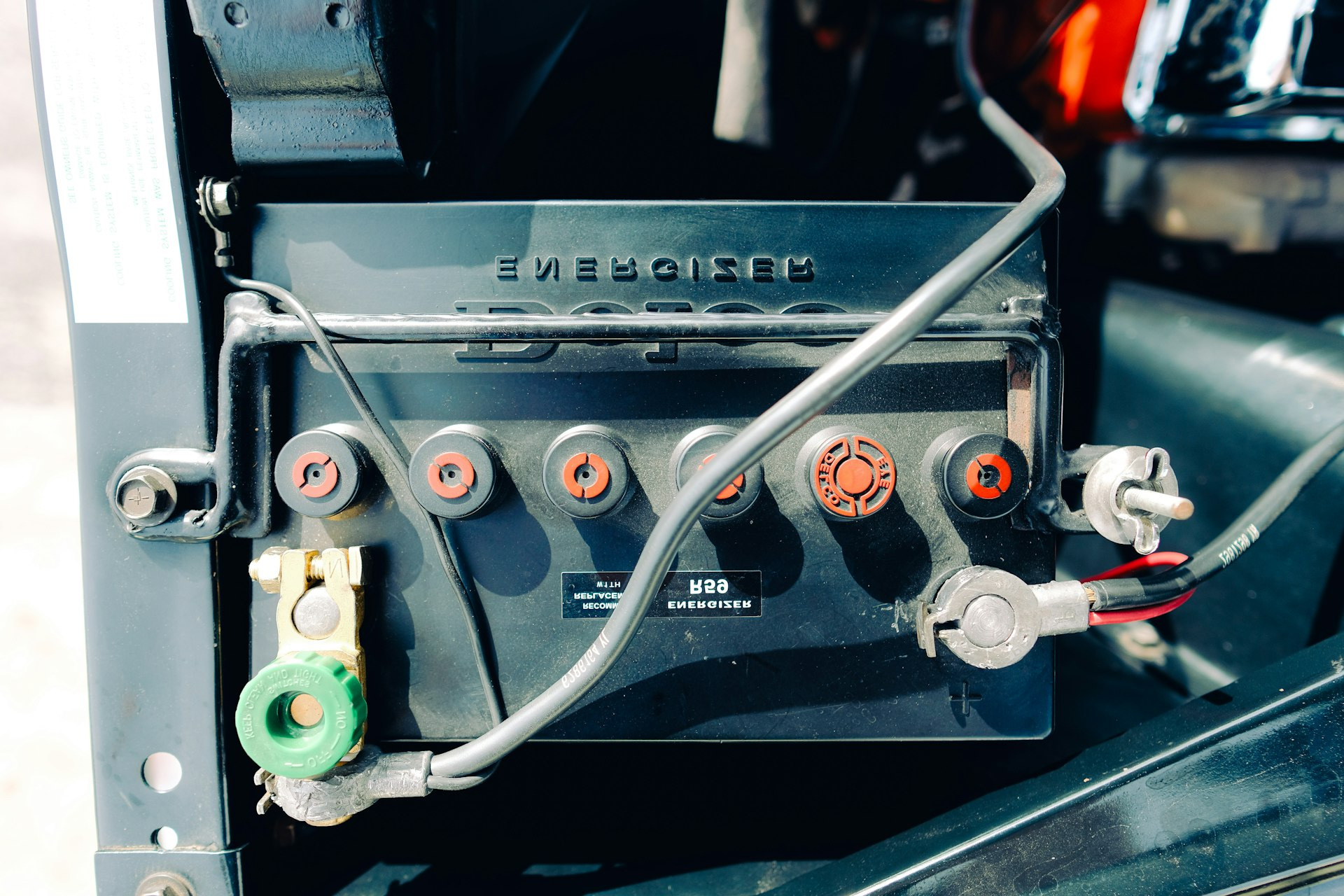 Eingebaute Bleibatterie eines Fahrzeugs mit angeschlossenen Polklemmen
